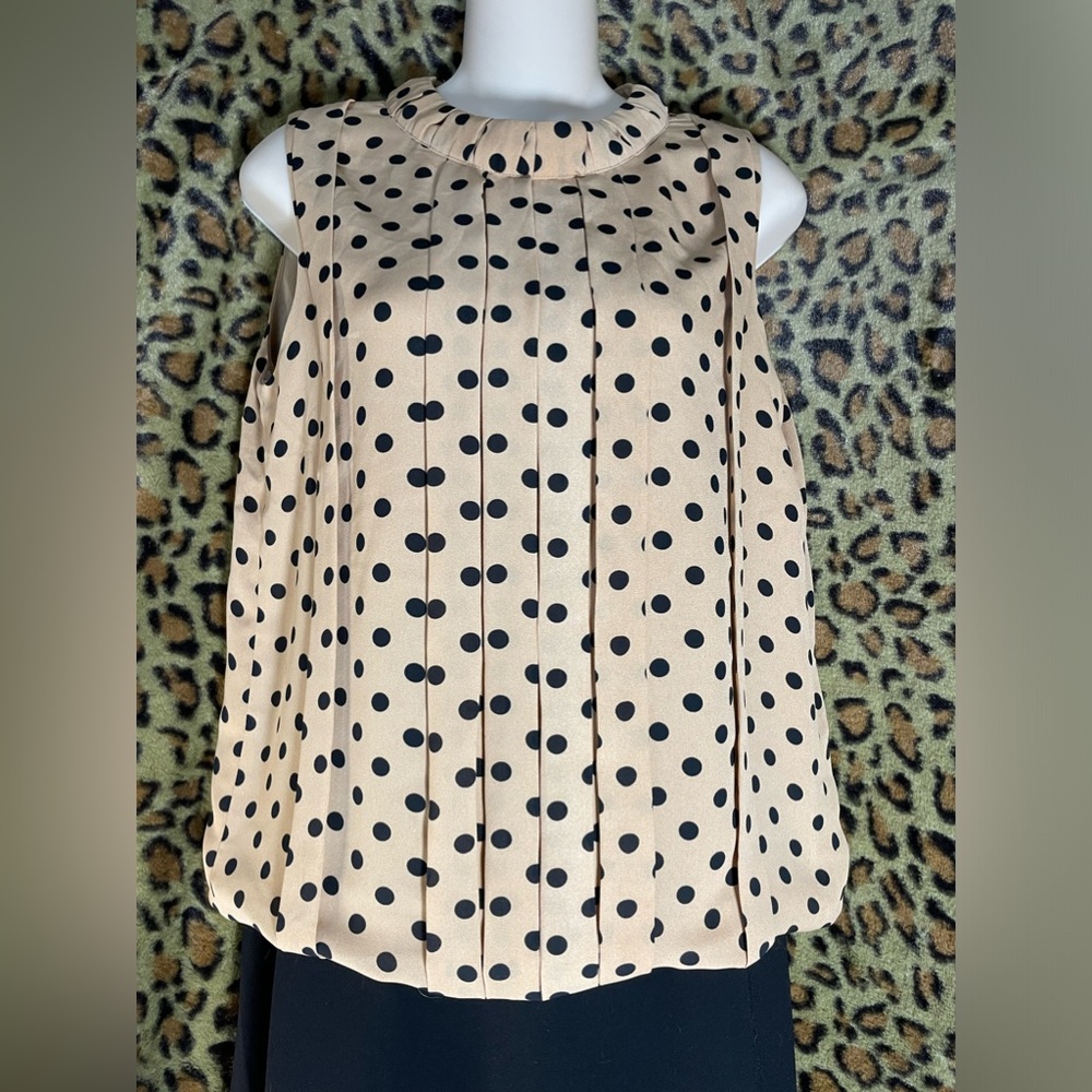 3/$15 🏷️ Peachy-brown vintage inspired sleeveless pleated polka dot blouse